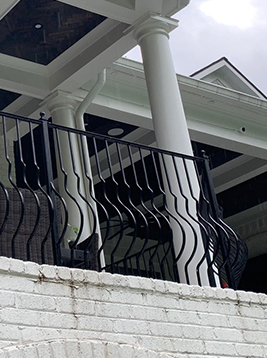 Deck railing balusters installed on curved exterior balcony