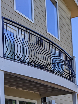 Outdoor balusters installed on curved exterior balcony railing